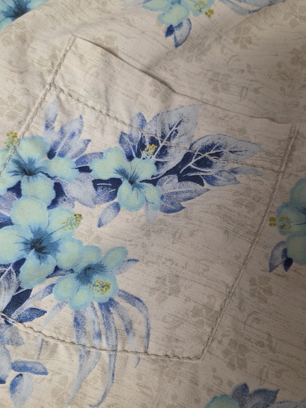 Tommy Bahama Light Beige Short-Sleeve Shirt with Blue Floral Print Large - Picture 3 of 6